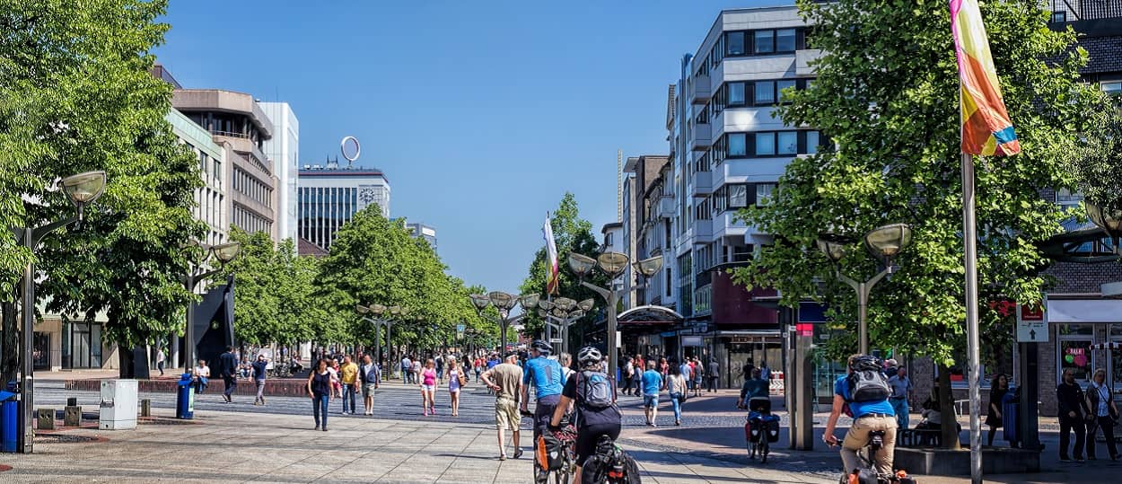 Menschen beim Einkaufen in Duisburg