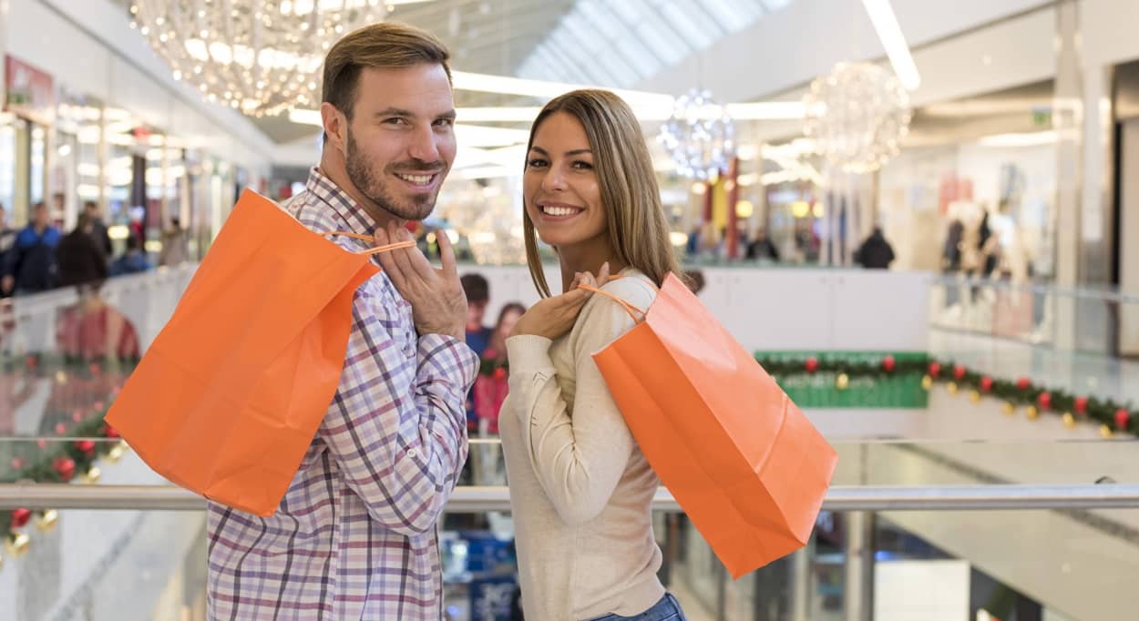 Fröhliches Paar beim Einkaufen in den Köln Arcaden