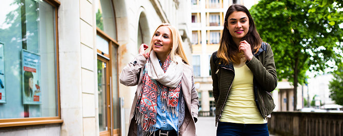 Zwei junge Frauen beim Shoppen