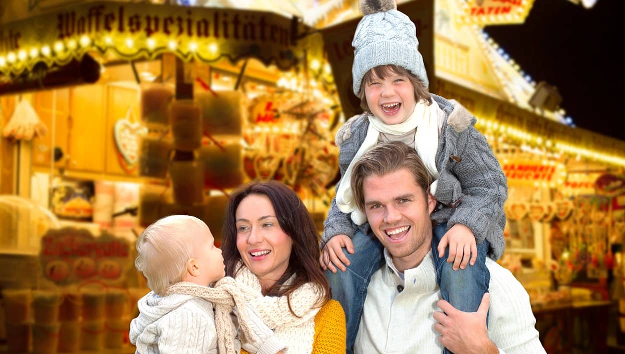 Eine Familie bummelt über einen Weihnachtsmarkt